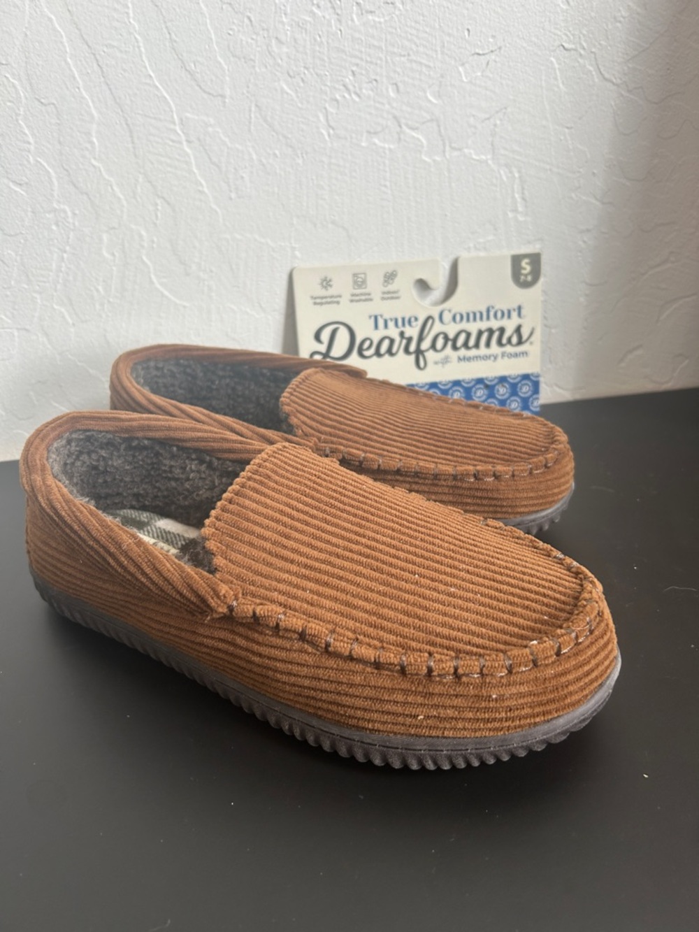 NWT Men’s Memory foam Corduroy Moccasin Slippers with faux fur lining size 7-8